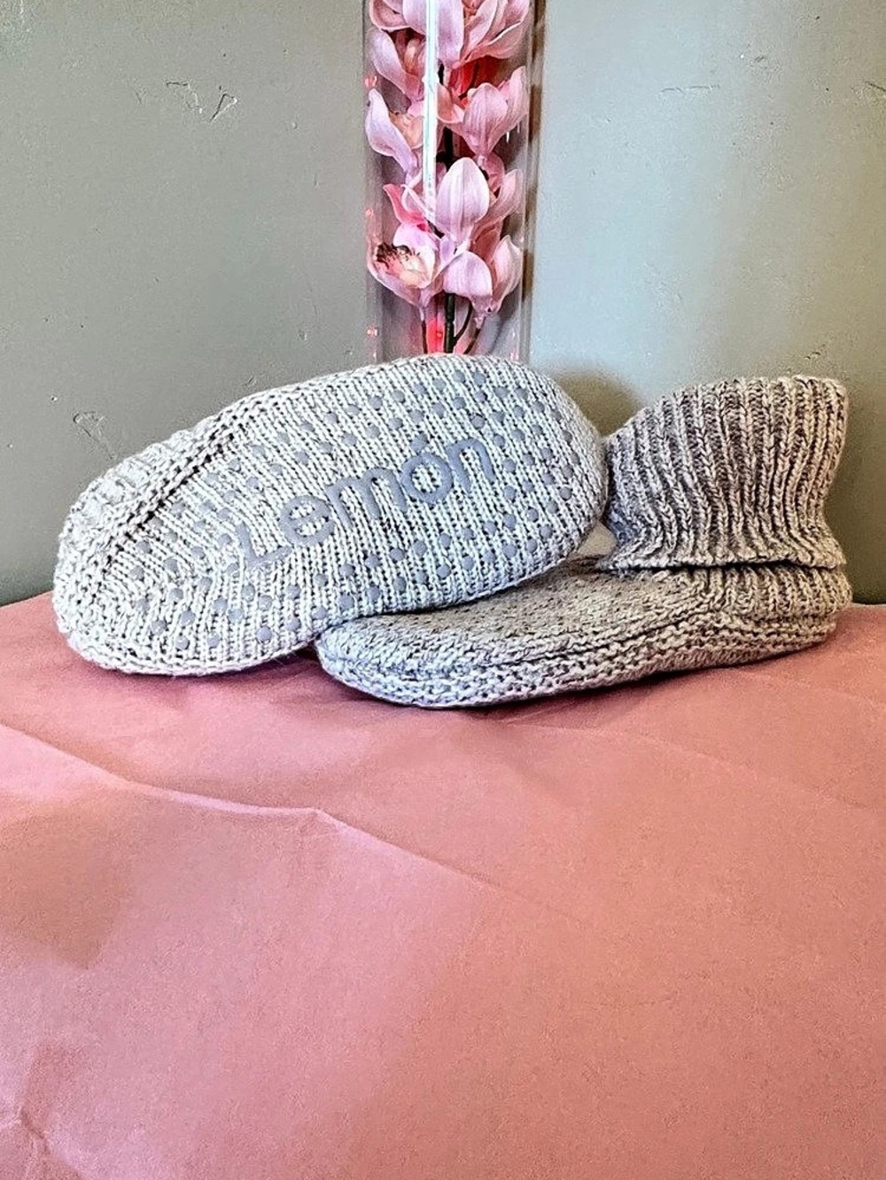 NWOT Lemon Knit Slipper Booties S/M Pink Beige Sherpa Lined Cozy Slippers